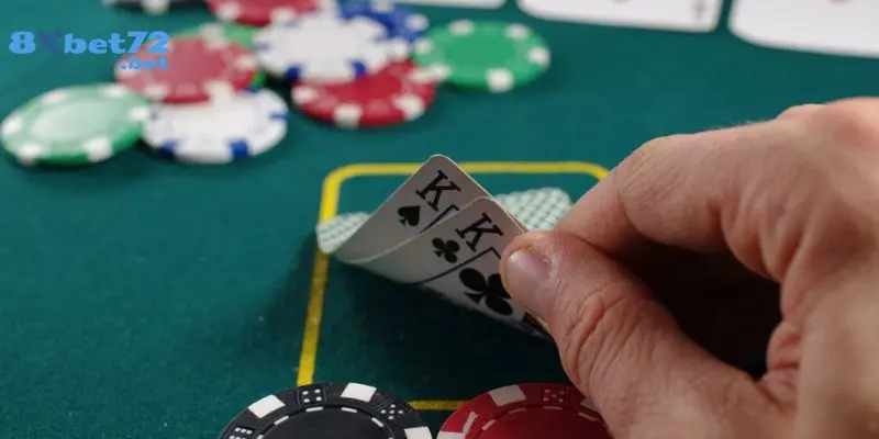 Poker có 4 vòng đấu là Pre-Flop, Flop, Turn, River